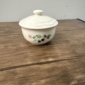 Pfaltzgraff Berry Basket Pattern Sugar Bowl with Lid